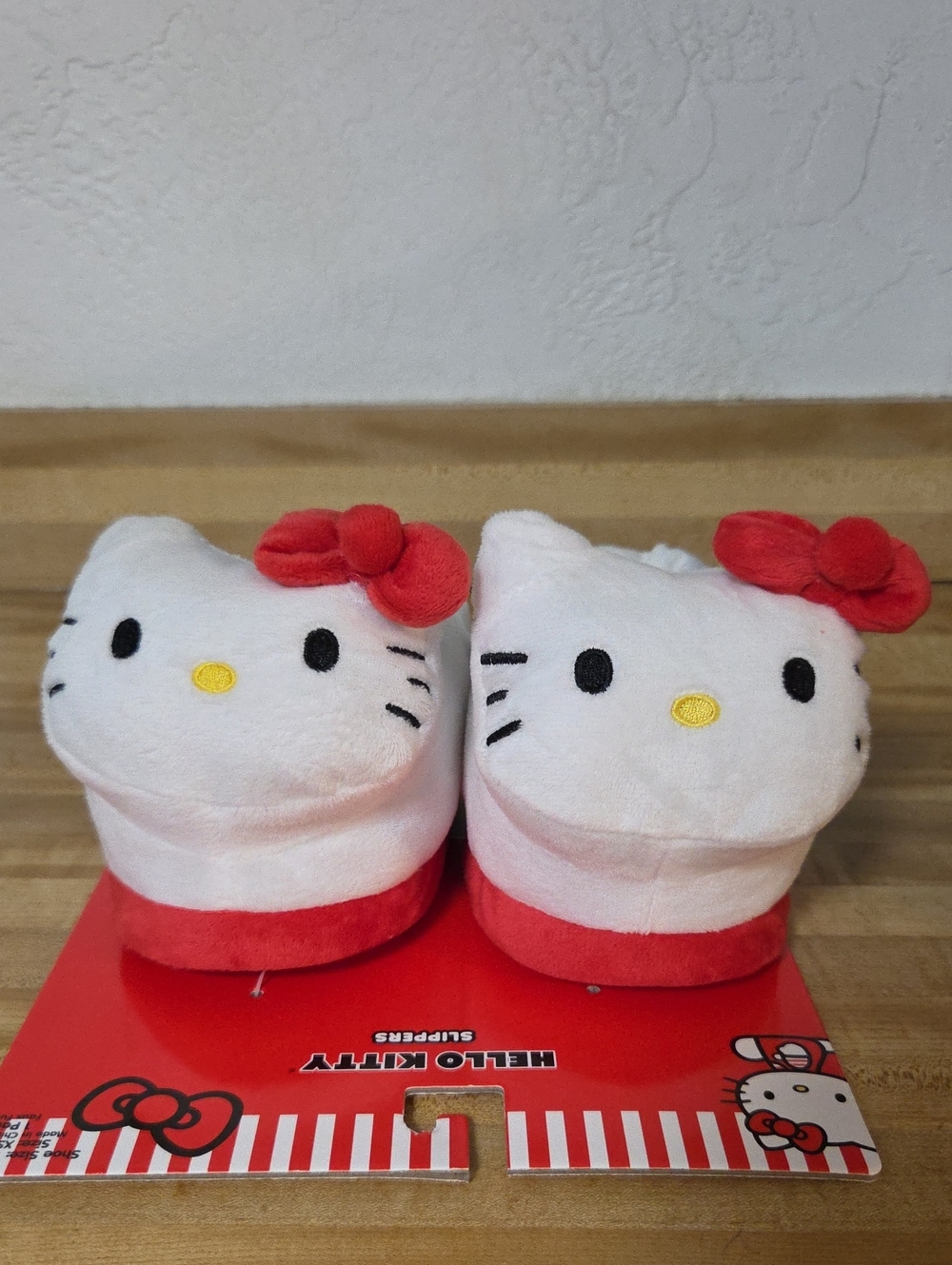 NWT "Hello Kitty" Woman's Slippers Size XS-S